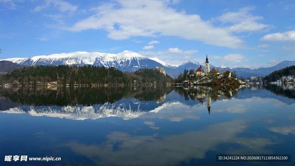 宁静湖景与远山倒影