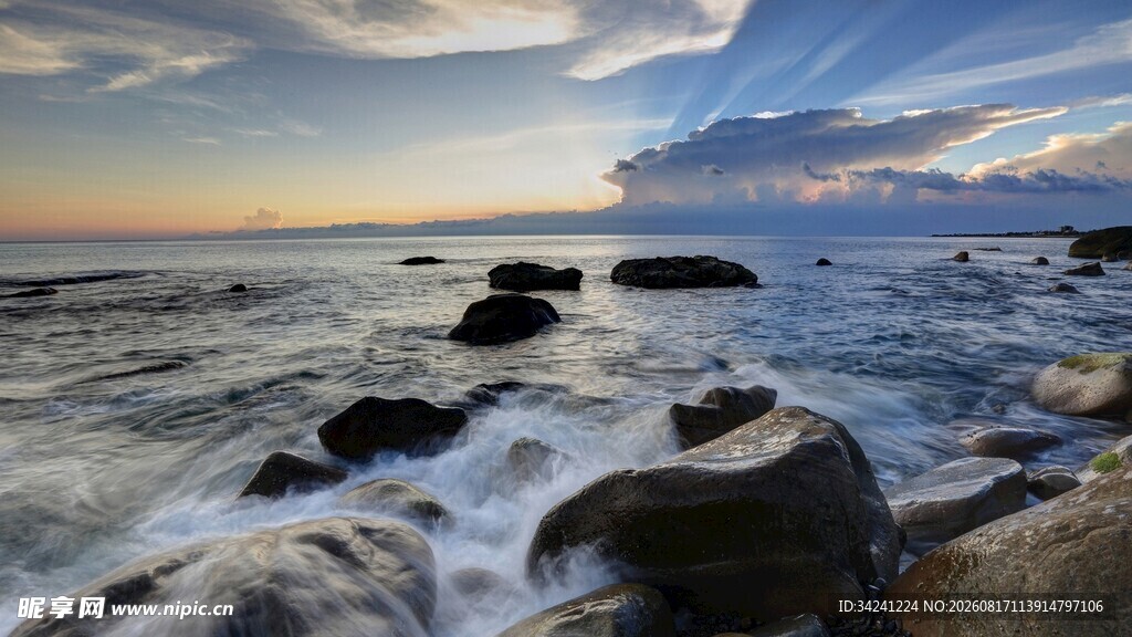 海边日落时的礁石美景