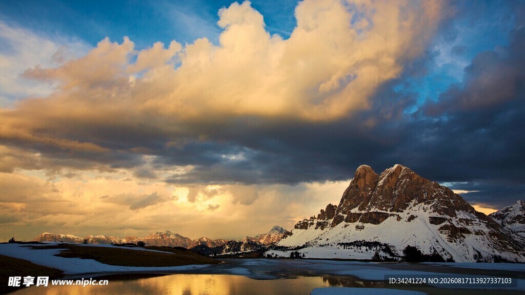 雪山夕照美景