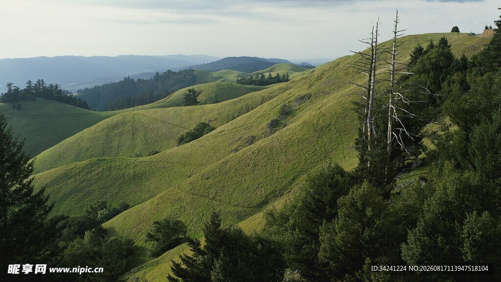 翠绿山峦间的自然美景