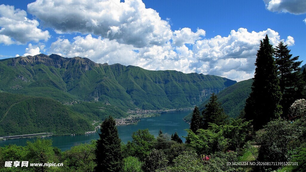山间湖泊美景