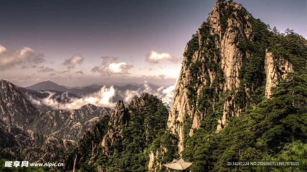 巍峨青山云雾缭绕美景