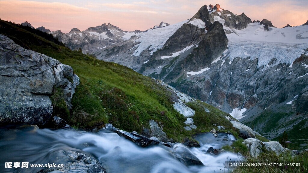 山间溪流伴日暮雪山美景