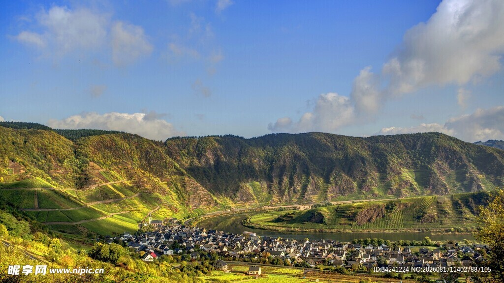 壮丽山峦下的村落风光