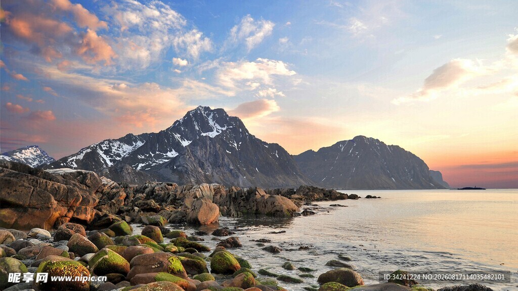 海边壮丽山景与绚烂霞光