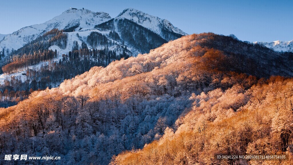 雪覆山峦的壮丽秋日景象