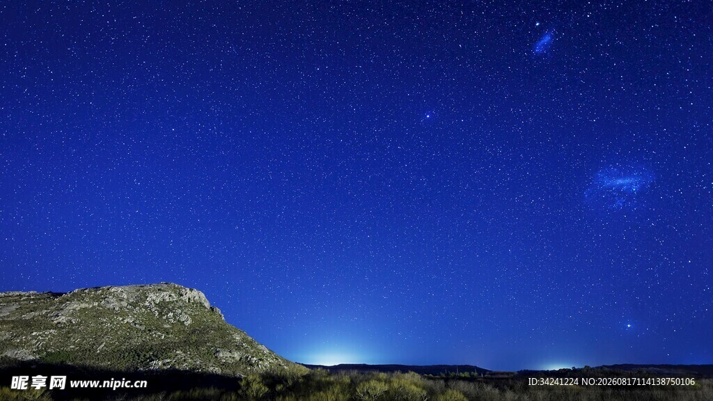 夜空下的山峦与闪烁繁星
