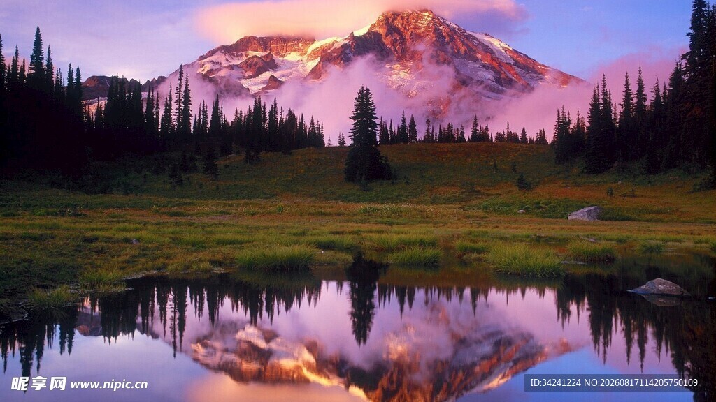 夕阳下的雪山湖泊美景