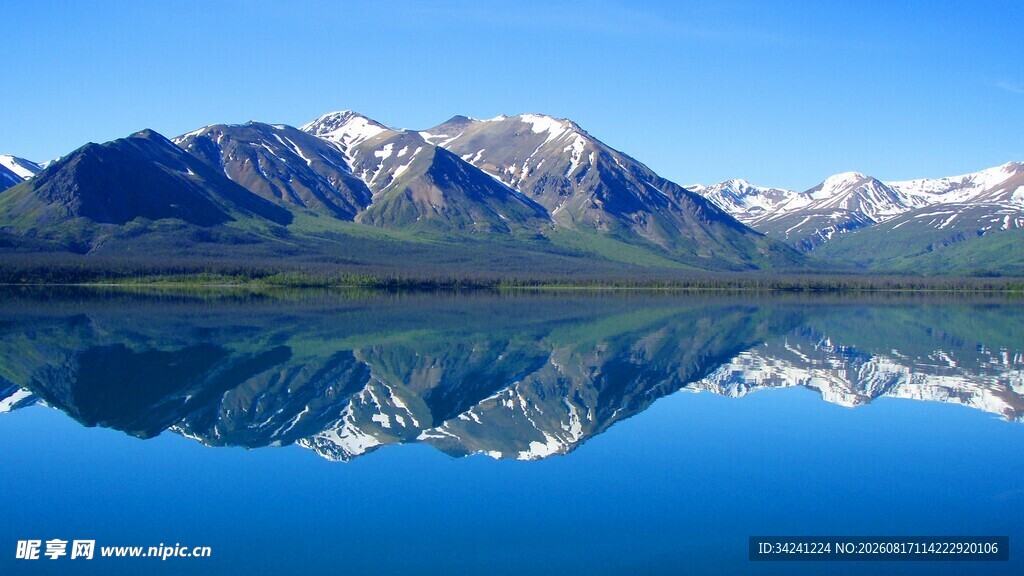宁静湖山倒影美景
