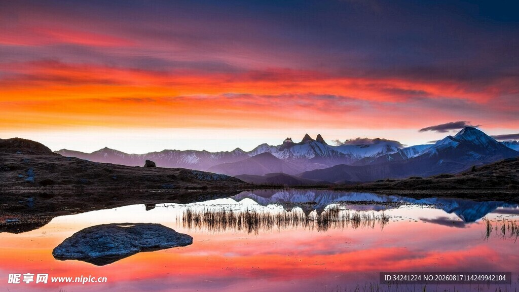 壮丽湖山的绚烂黄昏美景