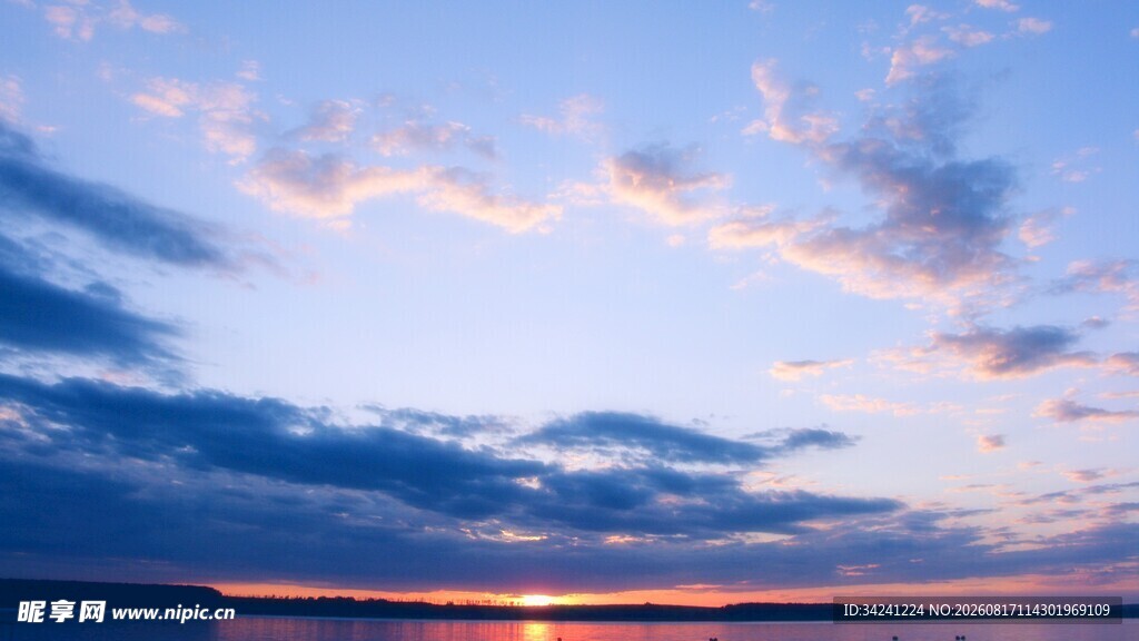 夕阳下的绚烂天空与湖面