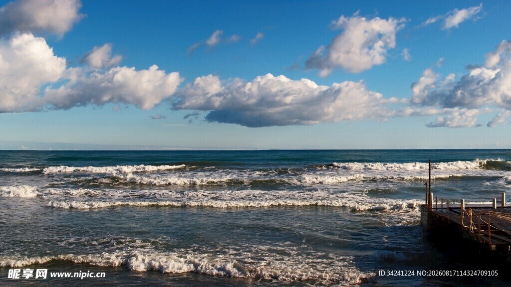 海边风景海浪与栈桥