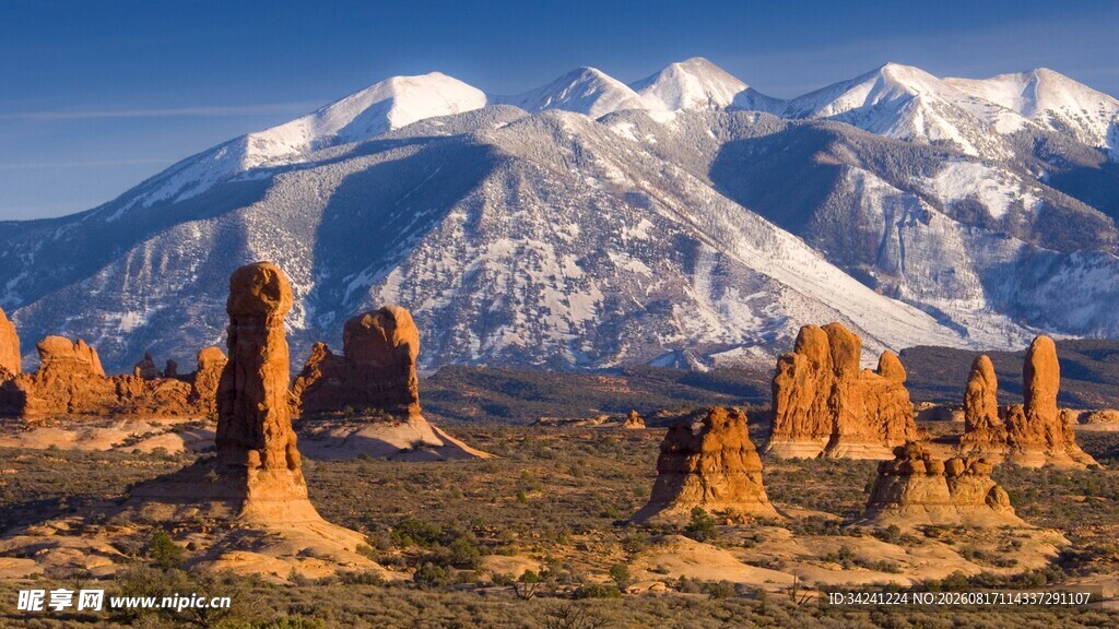 壮丽雪山下的奇特岩石景观