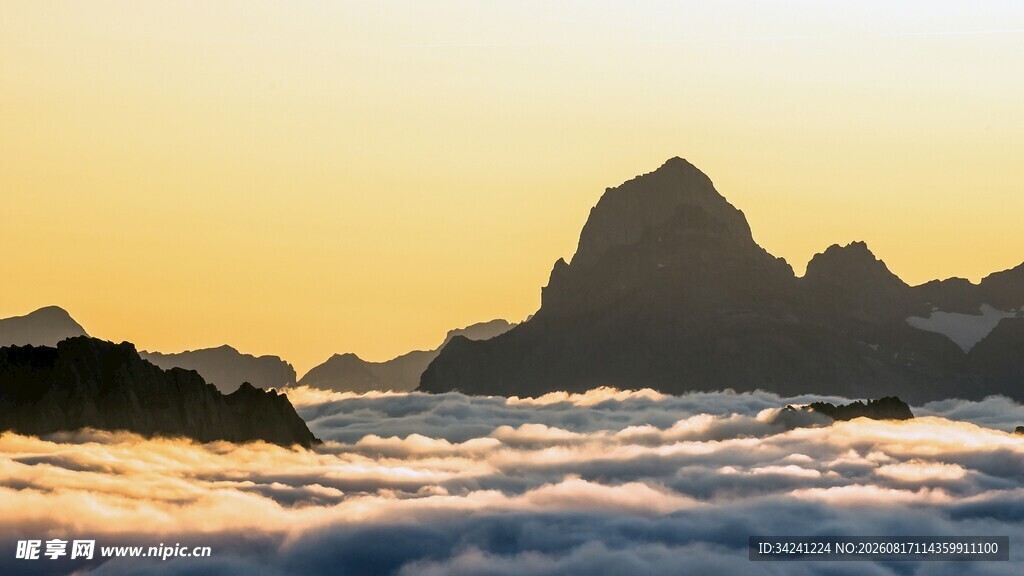 云海之上的壮丽山峰
