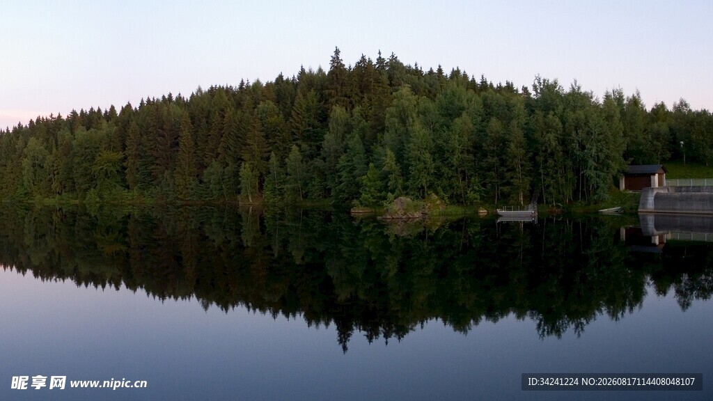 宁静湖畔森林倒影美景
