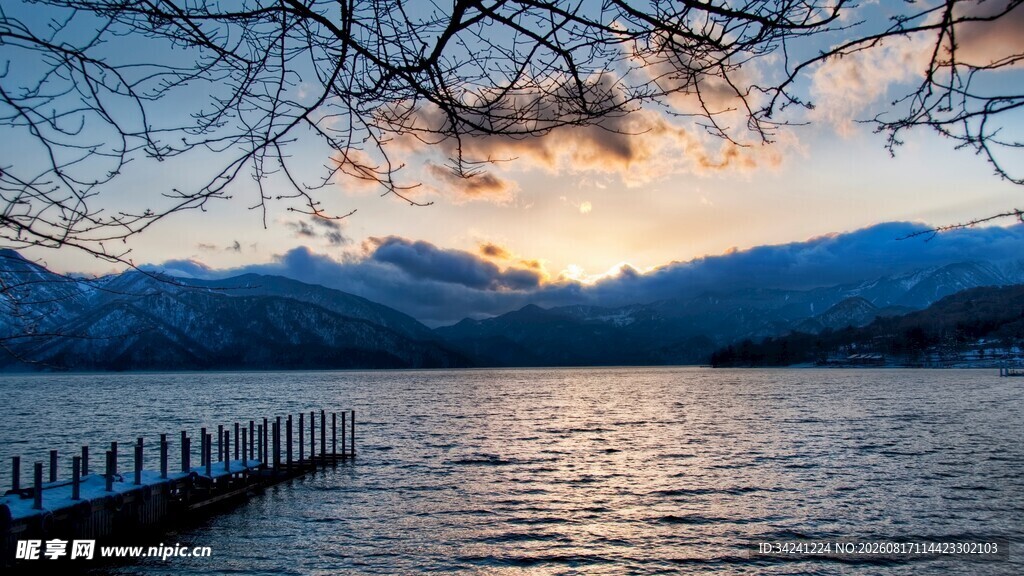 湖畔日落美景
