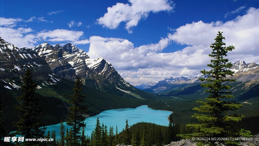 高山蓝湖美景