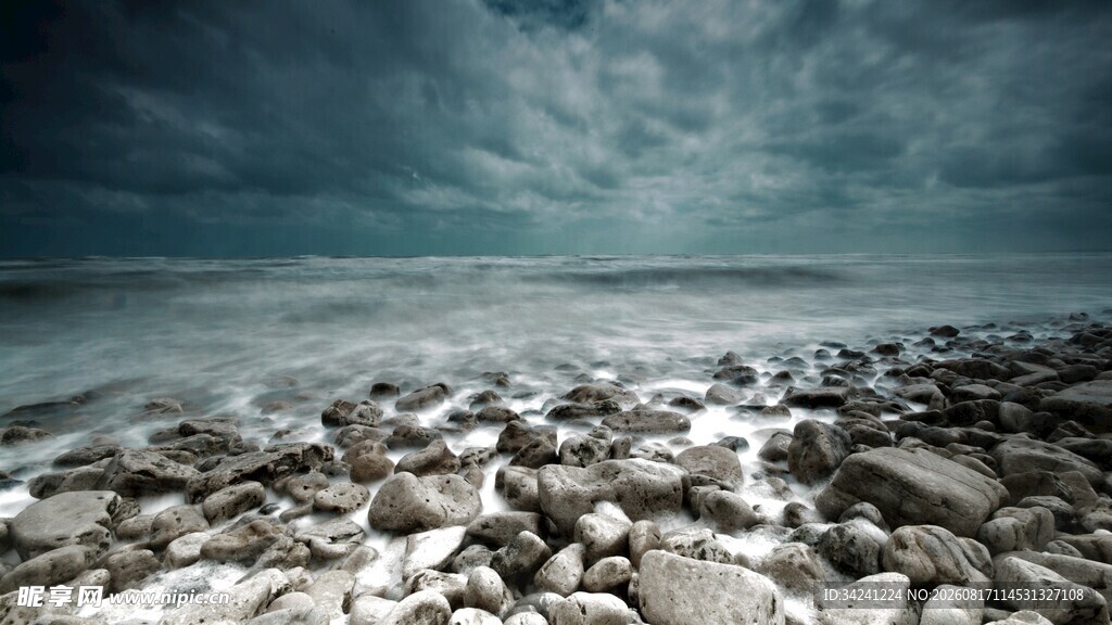 海边乱石与阴沉天空