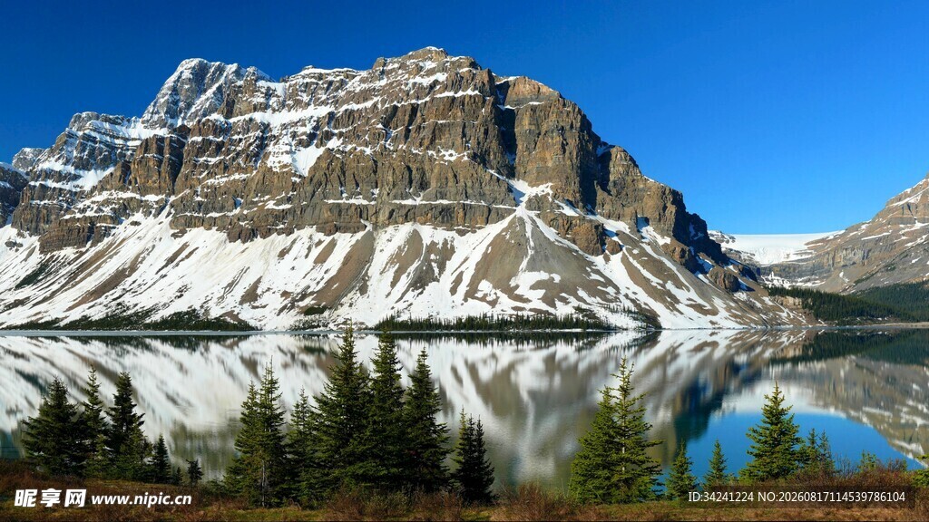 雪山湖泊美景