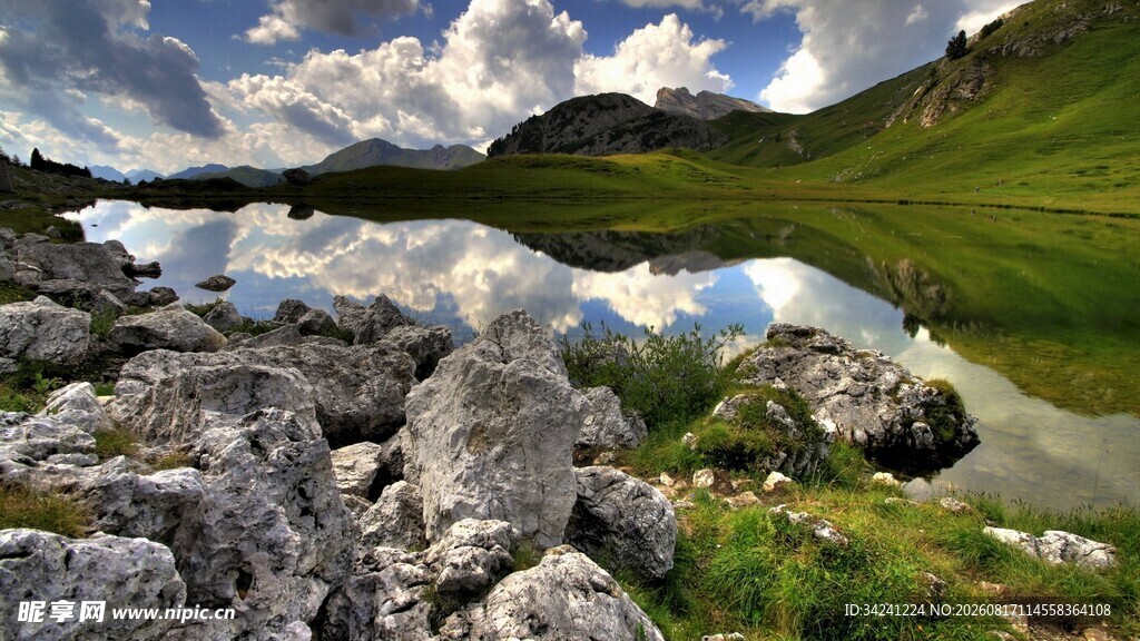 山间湖畔美景