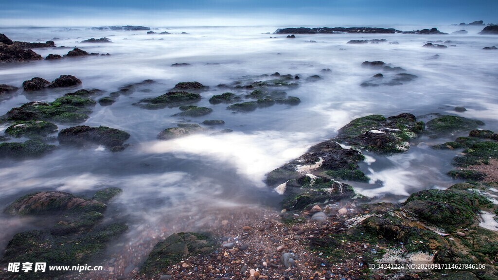 海边礁石与涌动海水景象