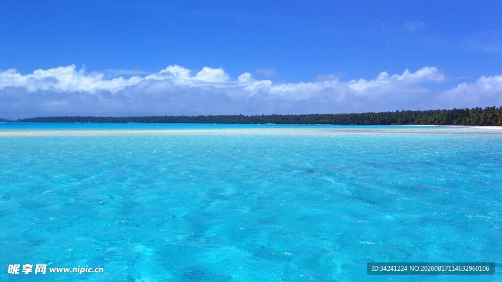 清澈蓝水与远方天际美景