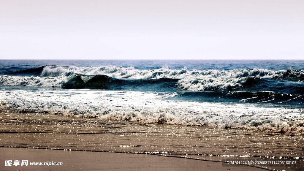 海边海浪拍打沙滩景象