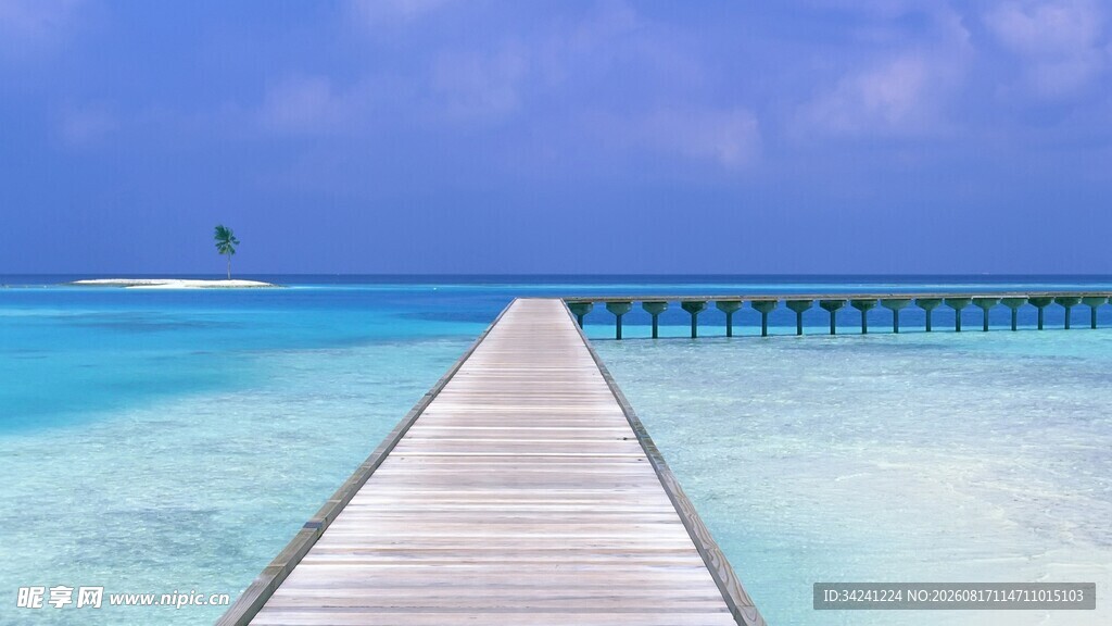 海边栈桥延伸至碧海蓝天