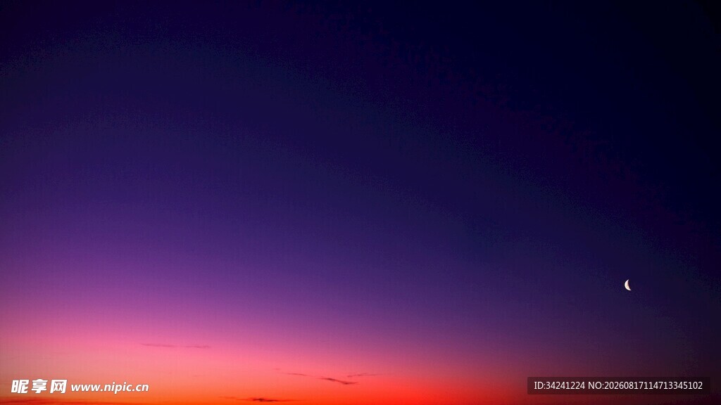 夜空中的绚丽霞光