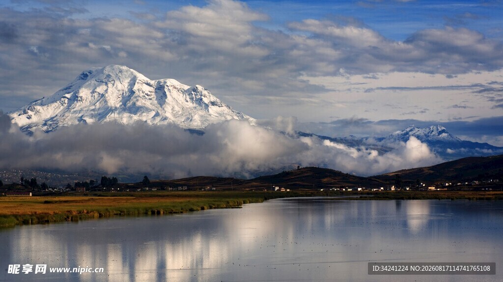 雪山映湖美景