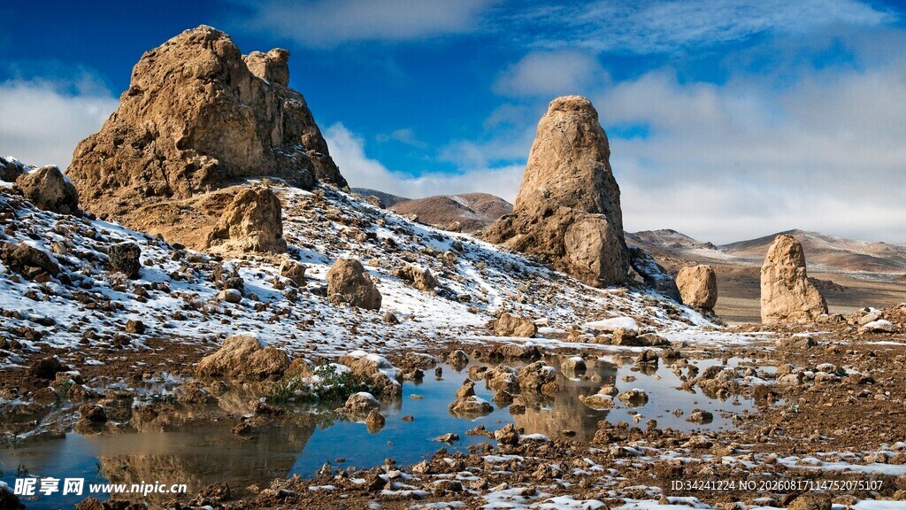 雪山下的奇幻岩石景观