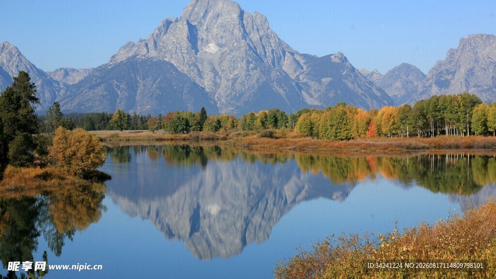 秋日湖光山色中的壮丽山峰