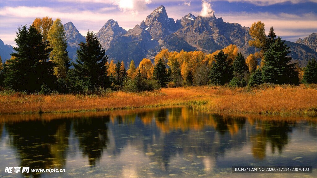 秋日山间湖水美景