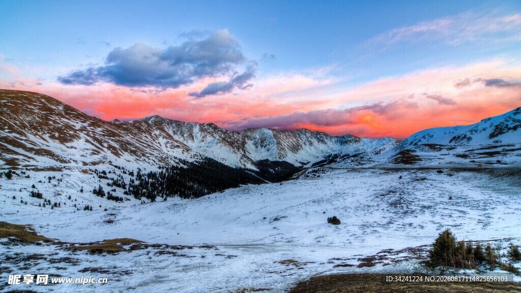 雪后山间绚丽的黄昏美景