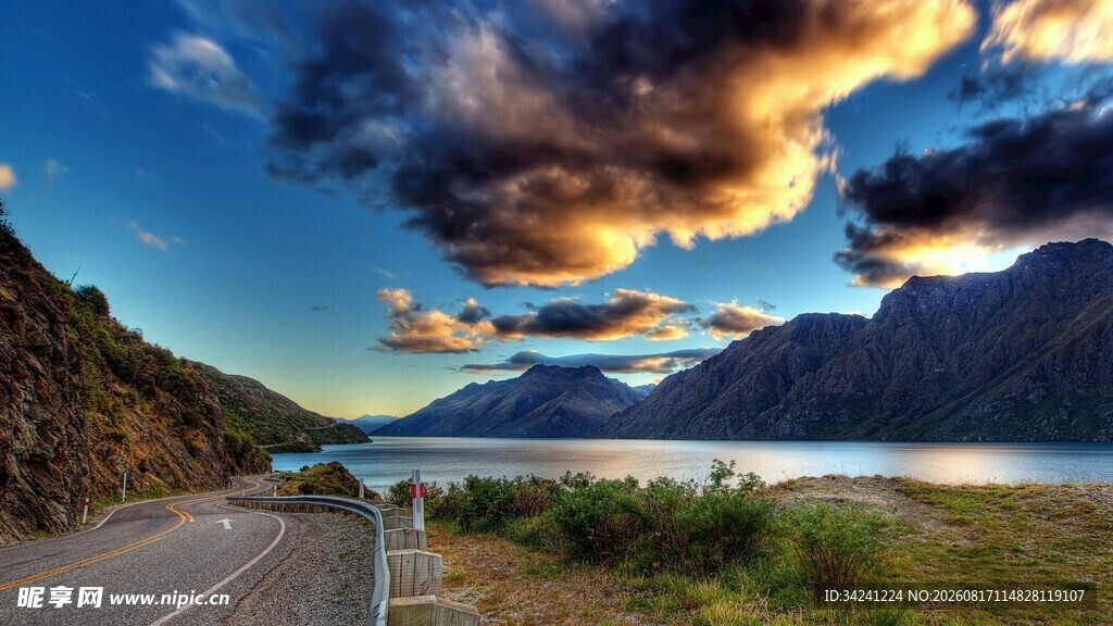 公路旁的壮丽湖山美景