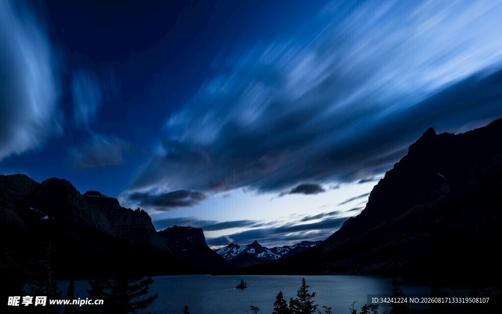 夜幕下的山水朦胧美景