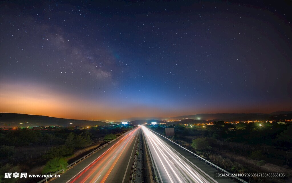 夜幕下的公路绚丽光影