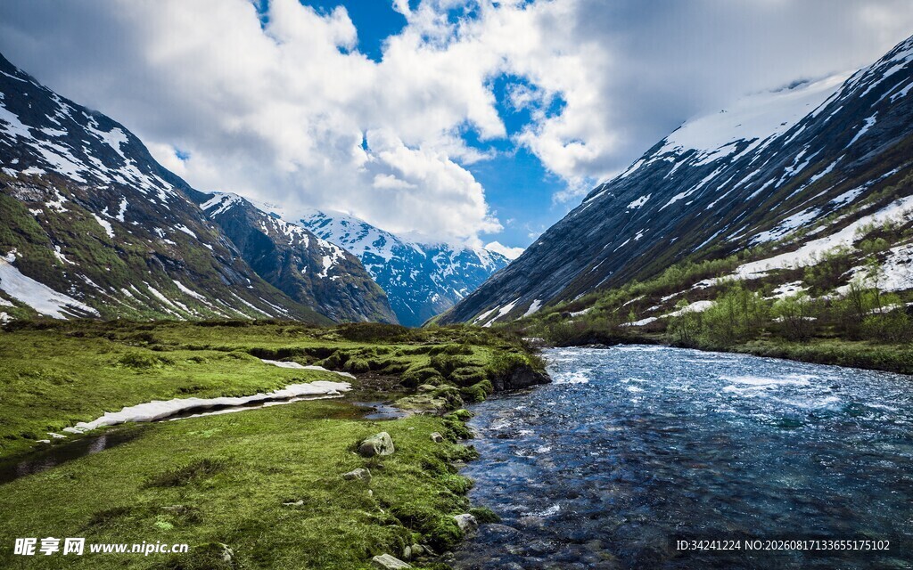 山间湖畔美景