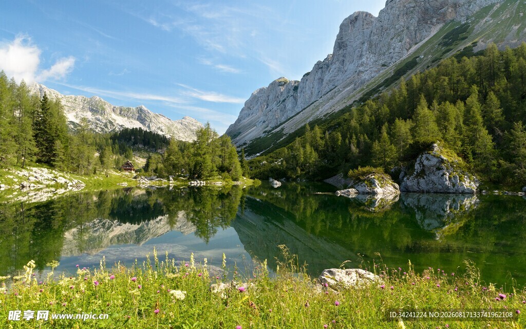 山间湖泊美景