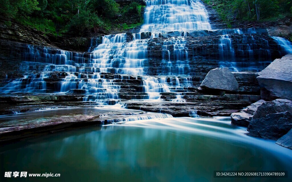 山间幽美瀑布下的碧潭