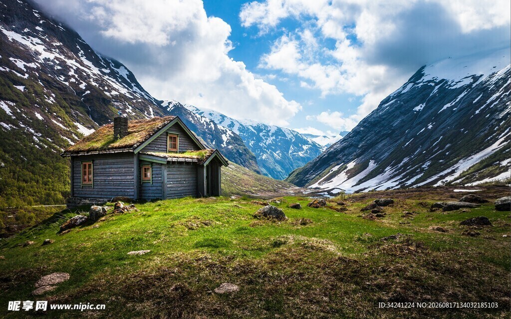 山间小屋伴壮丽雪山美景