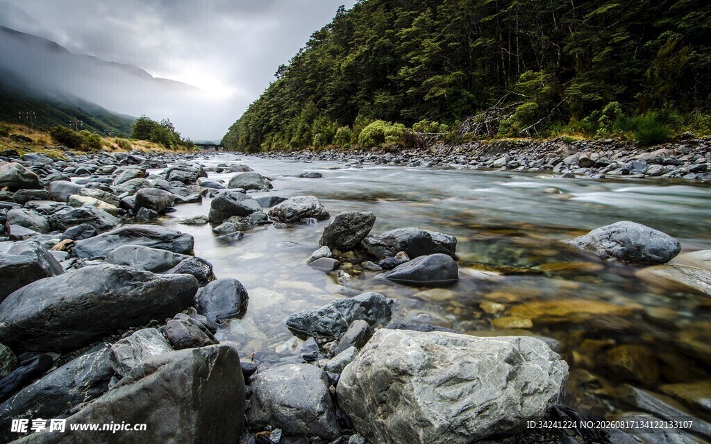 山间溪流旁的嶙峋怪石