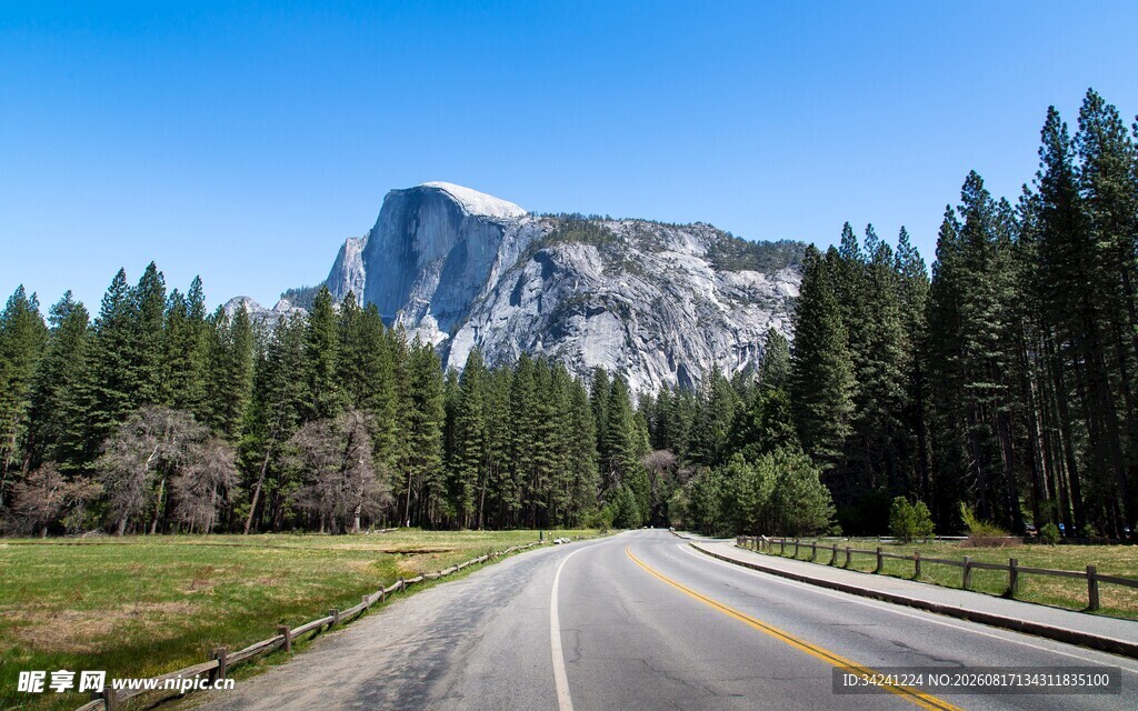 山间公路旁的壮丽山景