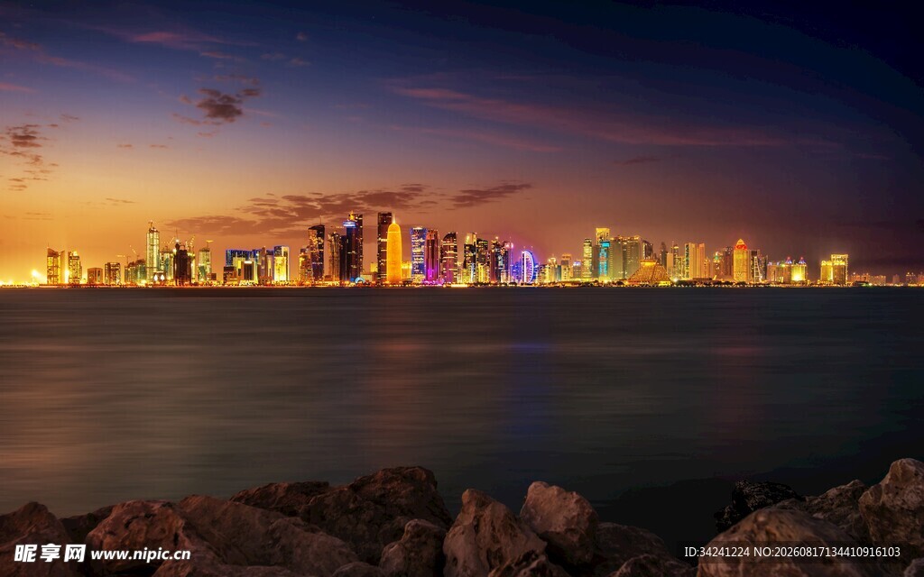 海滨城市璀璨夜景