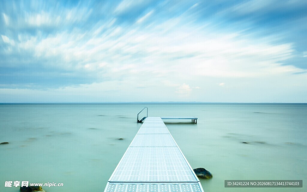 海边栈桥伸向蔚蓝大海