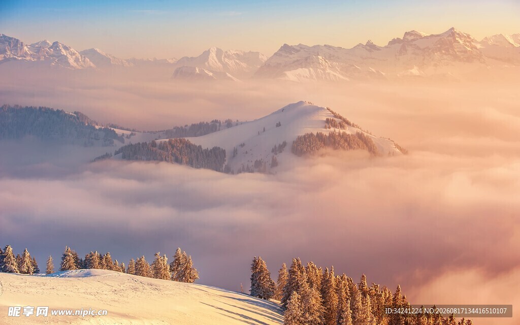 雪山云海日出壮丽景观