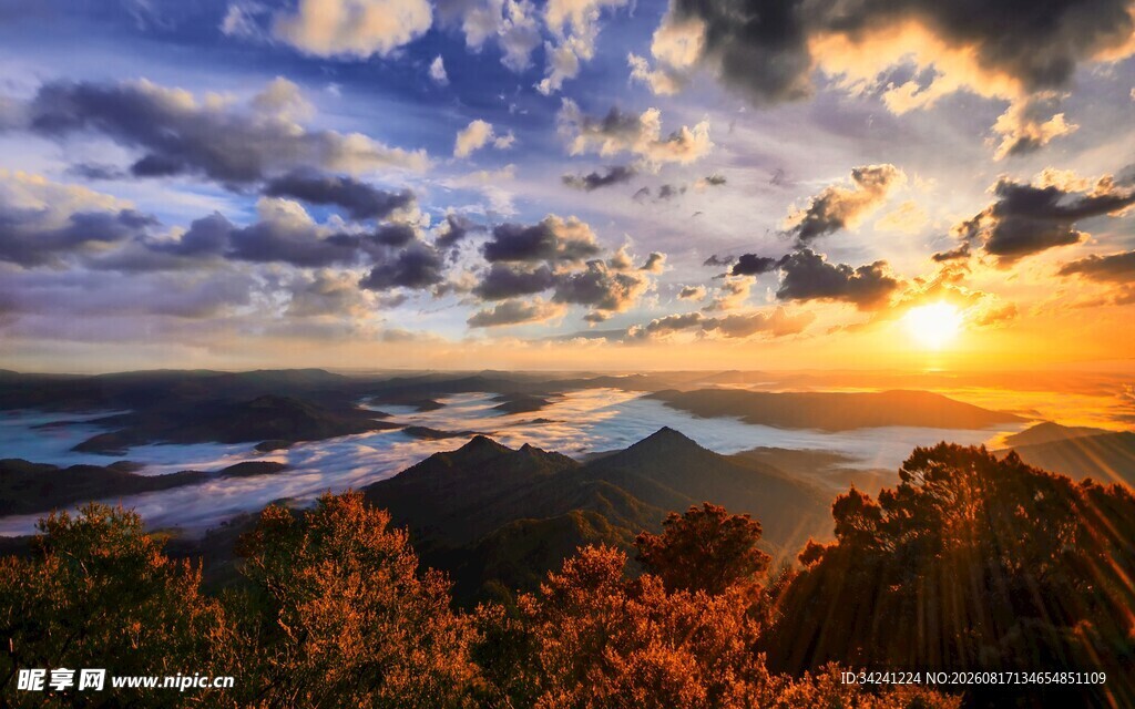 壮丽日出下的山水美景