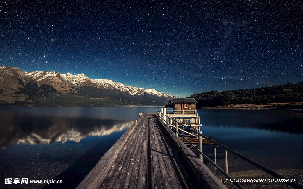 湖畔栈桥星空夜景
