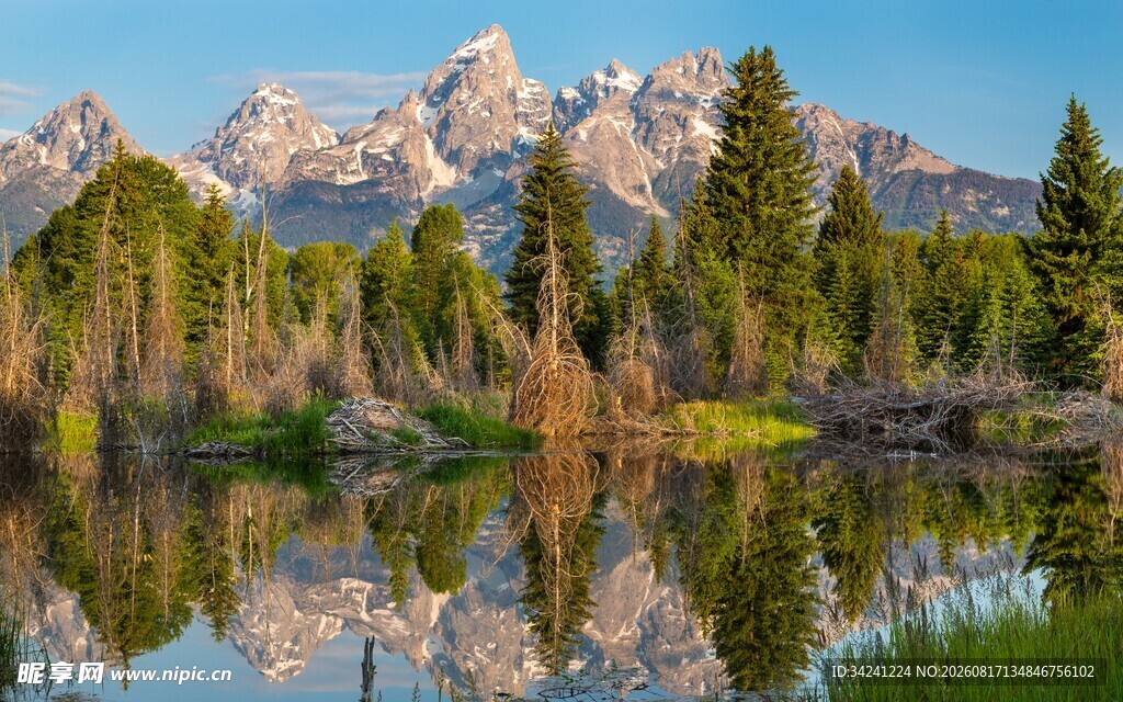 山间湖畔美景