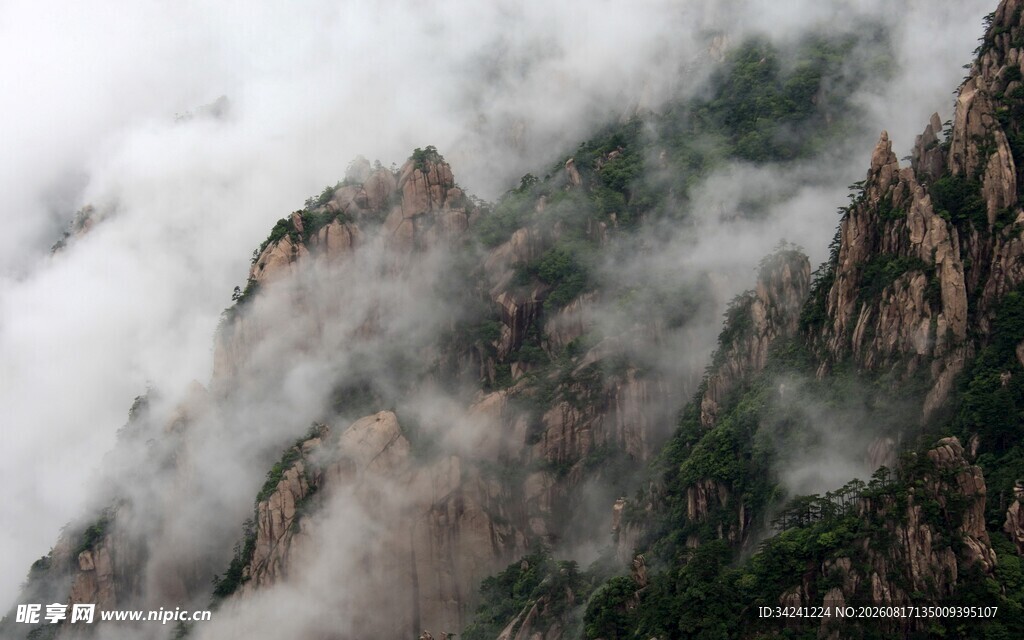 云雾缭绕的壮丽山峰